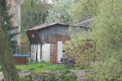 pohled na dochované zastřešené obvodové zdivo