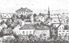 synagoga na obrázku dole pod školou a kostelem