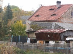 pohled na dochované zastřešené obvodové zdivo