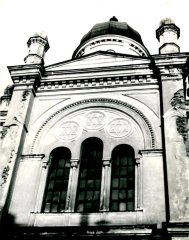 detail oken nad hlavním vstupem