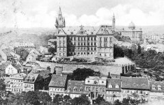 celkový pohled na město se synagogou