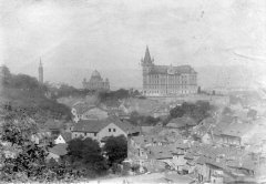 celkový pohled na město a synagogu