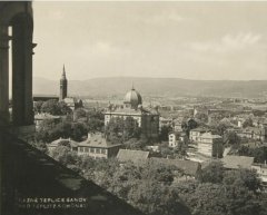 celkový pohled na město a synagogu
