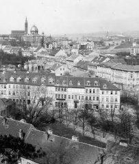 celkový pohled na město a synagogu