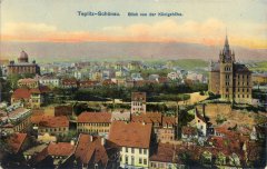 dobová pohlednice města se synagogou (vlevo)