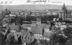 dobová pohlednice města se synagogou (vlevo)