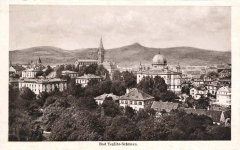 historické foto města se synagogou
