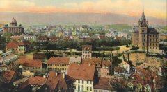 dobová pohlednice města se synagogou (vlevo)