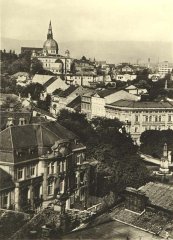 dobová pohlednice města se synagogou (v pozadí)