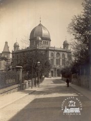 pohled ulicí k synagoze