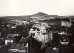 celkový pohled na město a synagogu v něm