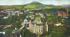 dobová pohlednice města se synagogou