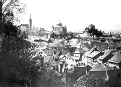 celkový pohled na město se synagogou