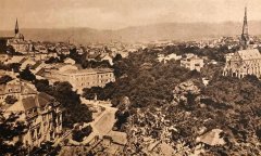 historické foto města se synagogou (vlevo v pozadí)