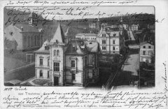 dobová pohlednice města se synagogou (zcela vlevo)