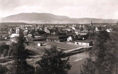 historické foto města se synagogou (blízko levého okraje)