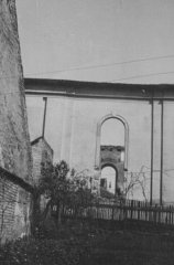 pohled na vypálenou synagogu z jihu