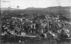 dobová pohlednice města se synagogou (v popředí vlevo od středu snímku)