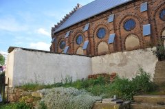 zbytky zdiva synagogy (v popředí)