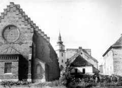 synagoga před zničením (malá budova vpravo od středu)