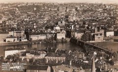 historické foto města se synagogou (vpravo v pozadí, v kroužku)