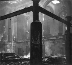 historické foto interiéru vybombardované synagogy