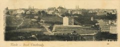 pohled na město s věžemi synagogy (vpravo od středu na horizontu)