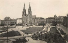 pohled na náměstí Míru, zcela vpravo u okraje jedna z věží synagogy