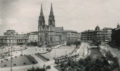 pohled na náměstí Míru, zcela vpravo u okraje jedna z věží synagogy