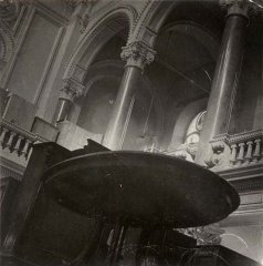 interiér synagogy jako sklad nábytku zabaveného osobám označeným za Židy