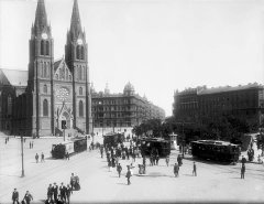 pohled na náměstí Míru, uprostřed v pozadí věže synagogy
