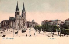 historické foto věží synagogy (vpravo od kostela nad střechami)