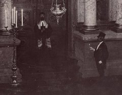 rabín Mojžíš Stark před oltářem synagogy - detail