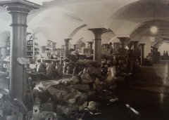 sklad osobních věcí zabavených osobám označeným za Židy ve sklepě synagogy