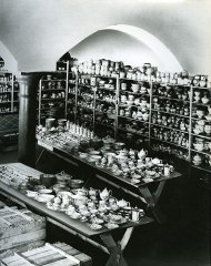 sklad kuchyňských potřeb zabavených osobám označeným za Židy ve sklepě synagogy