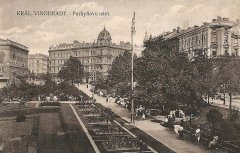 historické foto věží synagogy (vpravo od pouliční lampy)