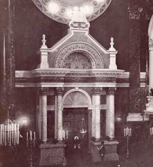 rabín Mojžíš Stark před oltářem synagogy