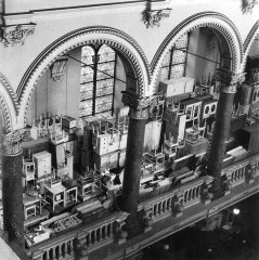 sklad nábytku zabaveného osobám označeným za Židy na galerii synagogy