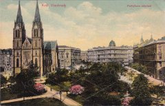 historické foto věží synagogy (vpravo nad střechami)