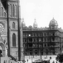 pohled na náměstí Míru, uprostřed v pozadí věže synagogy - detail