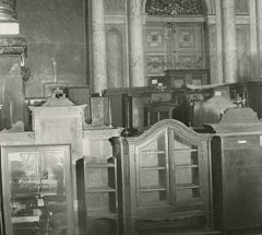 sklad nábytku zabaveného osobám označeným za Židy v hlavní lodi synagogy