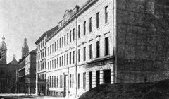 pohled na historickou synagogu v průhledu Moravské ulice