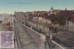 historické foto s věžemi synagogy (vpravo od kostela v pozadí nad střechami)