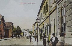 dobová pohlednice města se synagogou (v pozadí)