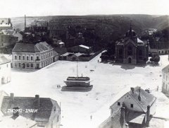 celkový pohled na náměstí se synagogou