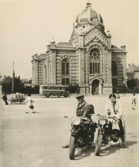 historické foto synagogy (otcovo putování Moravou na motocyklech s kamarádem)