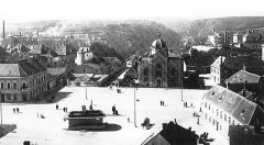 celkový pohled na náměstí se synagogou