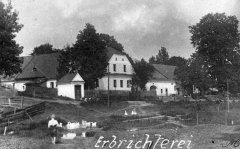 historické foto návsi s kaplí