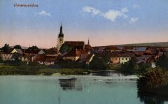 dobová pohlednice vsi s kapličkou (vlevo, u mostu)