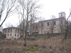 celkový pohled na faru a kostel